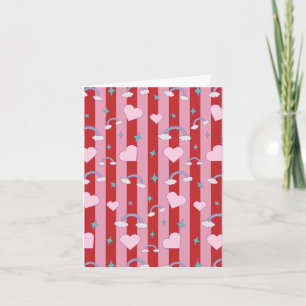 Tarjeta rayada rosa y roja con arcoíris y corazone