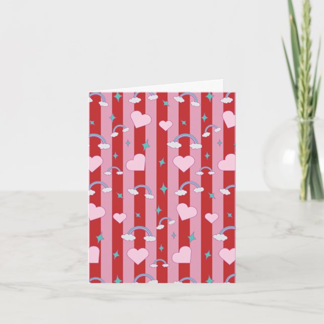 Tarjeta rayada rosa y roja con arcoíris y corazone (Anverso)