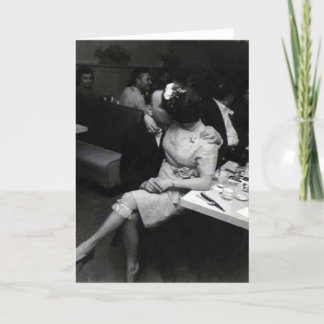 Tarjeta recienes casados que se besan en un resturaunt