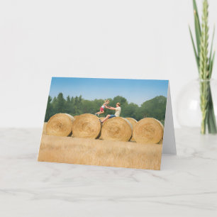 Tarjeta Recuerdos de Verano - Saltando Sobre Pacas de Heno