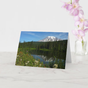 Tarjeta Reflejo del lago del Monte Rainier con flores silv