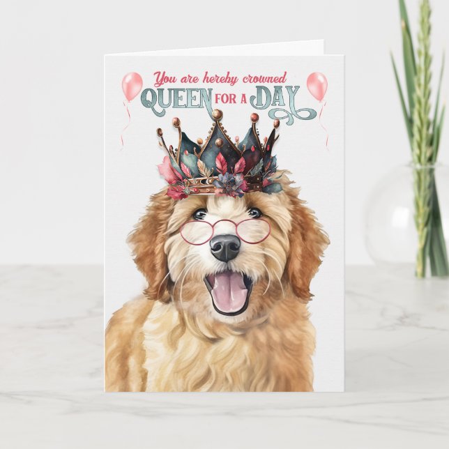 Tarjeta Reina de perro de Goldendoodle por un día de cumpl (Anverso)