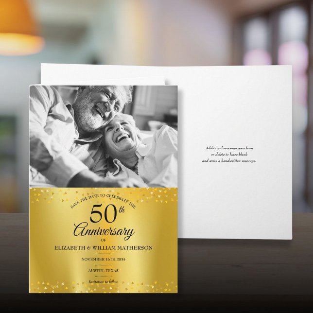 Tarjeta Relieve metalizado dorado de 50 años salva la foto (50th Anniversary Gold Foil Save the Date Photo Card)