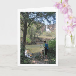 Tarjeta Retrato de niña y perro en la antigua cascada de D