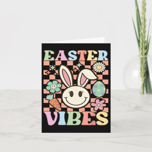 Tarjeta Retro Groovy Vibes de Pascua Bunny Checkered Smile (Anverso)