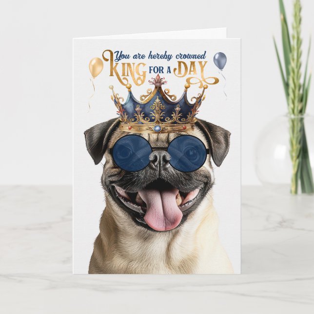 Tarjeta Rey Perro Pug por un Día Cumpleaños Divertido (Anverso)