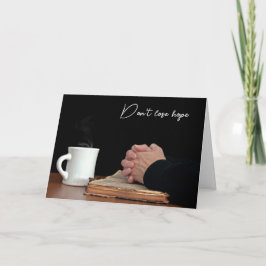 Tarjeta Rezando Las Manos En La Vieja Biblia