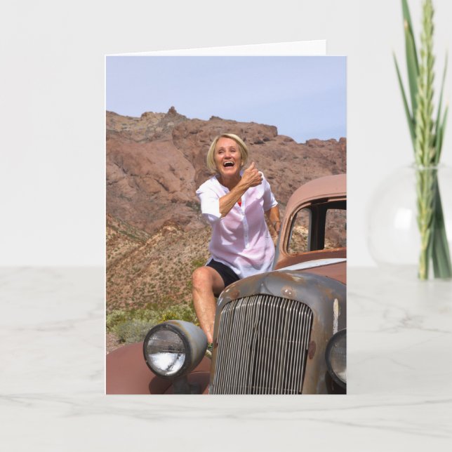 Tarjeta Ríe al jubilado montando auto antiguo en el desier (Anverso)