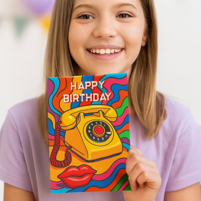 Tarjeta “¡Ring Ring! Es tu día” Feliz cumpleaños niñas (Teen girl smiling with retro birthday card featuring yellow rotary phone and pop art background.)