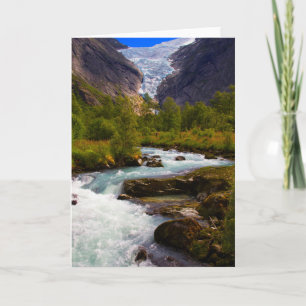 Tarjeta Río que fluye del glaciar Briksdal