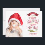 Tarjeta roja de la foto del día de fiesta de la<br><div class="desc">La tipografía puesta letras mano con el vintage diseñó banderas en rojo y el verde envía los deseos del día de fiesta para Felices Navidad y una Feliz Año Nuevo a la familia y a los amigos estas vacaciones. Vea la colección entera de saludos del día de fiesta y de...</div>