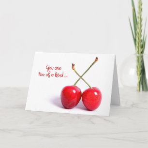 Tarjeta romance de cerezas rojas