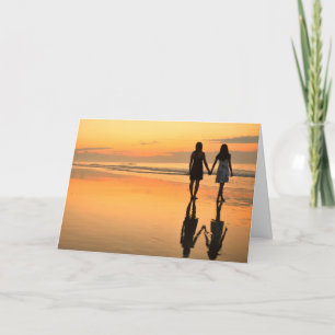 Tarjeta romántica - Chicas con la mano al atardece