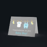 Tarjeta Ropa elegante y linda del bebé<br><div class="desc">¡Envíe su enhorabuena y deseos del pozo a los nuevos padres de un bebé recién nacido con la tarjeta de felicitación de esta mini del bebé ropa y de los accesorios! Este diseño moderno en colores en colores pastel incluye los artículos lindos como calcetines amarillos del bebé, un mono blanco...</div>