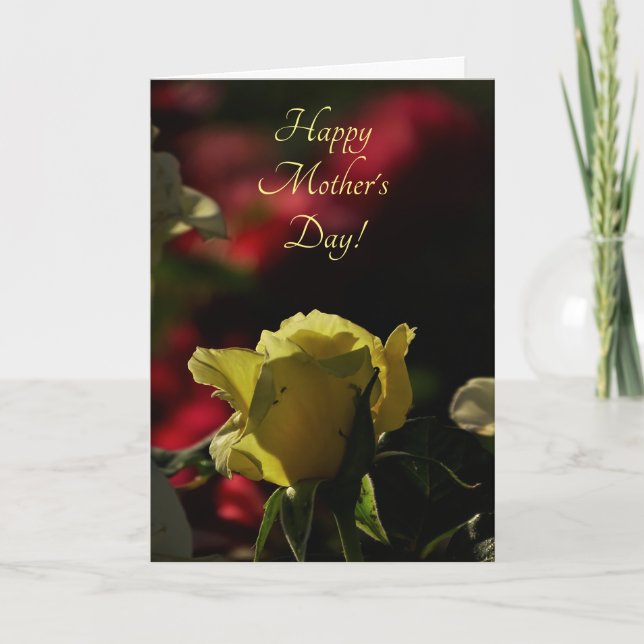 Tarjeta Rosa amarillo iluminado abriendo el día de la madr (Anverso)