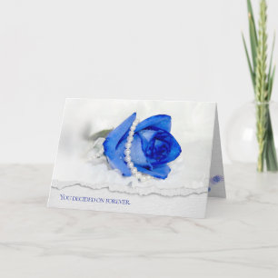 Tarjeta rosa azul y perlas en blanco