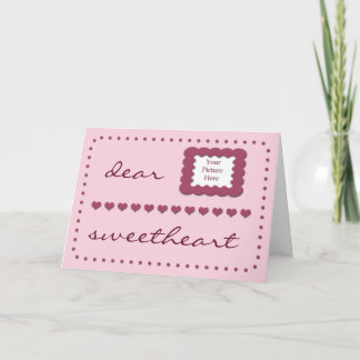 Tarjeta rosa de la plantilla de cumpleaños de la e