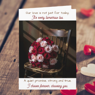 Tarjeta Rosas bonitas en una silla rústica Aniversario