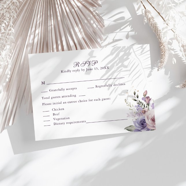 Tarjeta RSVP Boho Mauve y Lilac Flowers Wedding (Boho Mauve and Lilac Flowers Wedding RSVP Card on a sunny table with boho white dry botanicals.)