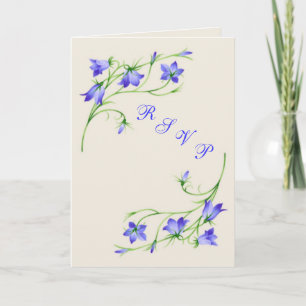 Tarjeta RSVP casada con flores azules.