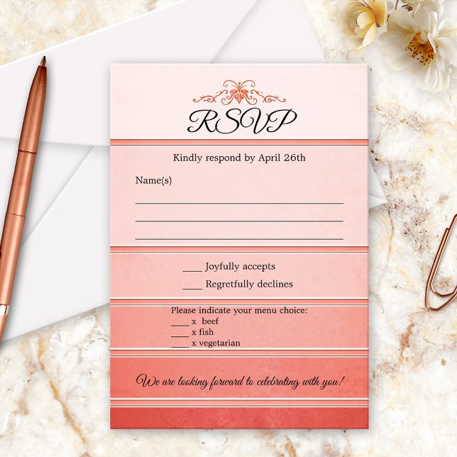 Tarjeta RSVP de boda coral rayada Ton sur Ton (RSVP card featuring an elegant painted coral pink striped tone on tone design)