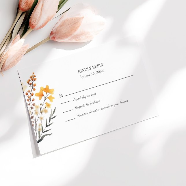 Tarjeta RSVP de Boda de Flor Silvestre Peach (Peach Wildflower Meadow Wedding RSVP Card on a sunny table with pale pink flowers.)
