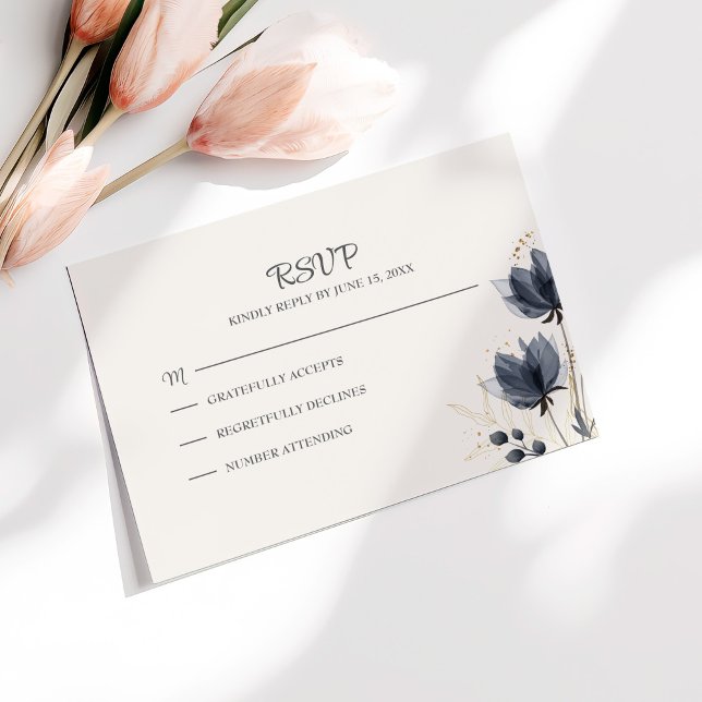 Tarjeta RSVP de Boda de Flores Gris Gris Gentil (Gentle Gray Flowers Wedding RSVP Card on a white table)