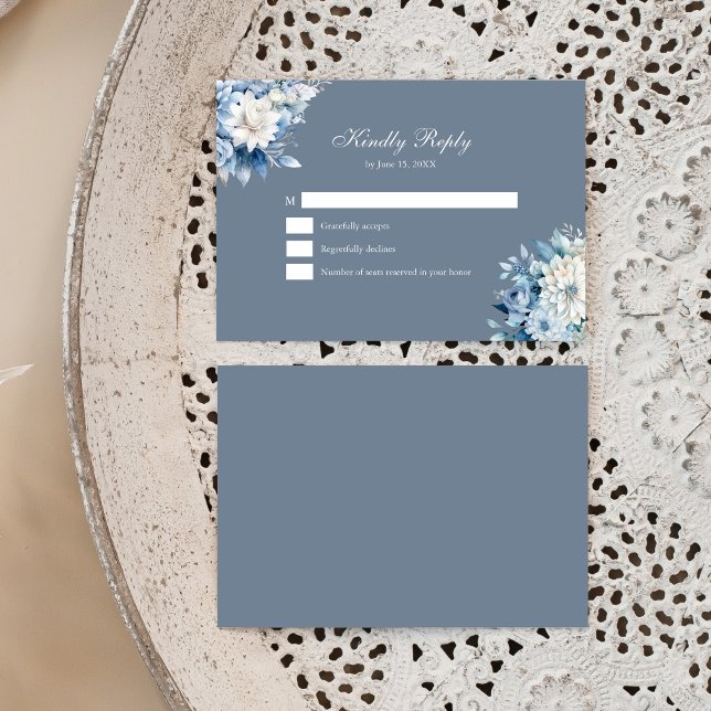Tarjeta RSVP de Boda de Flores Silvestres Azul Dus (Modern Dusty Blue Wildflowers Wedding RSVP Card on a boho plate.)