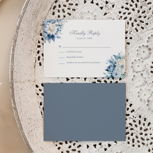 Tarjeta RSVP de Boda de Flores Silvestres Azul Dus (Modern Dusty Blue Wildflowers Wedding RSVP Card on a neutral boho plate.)