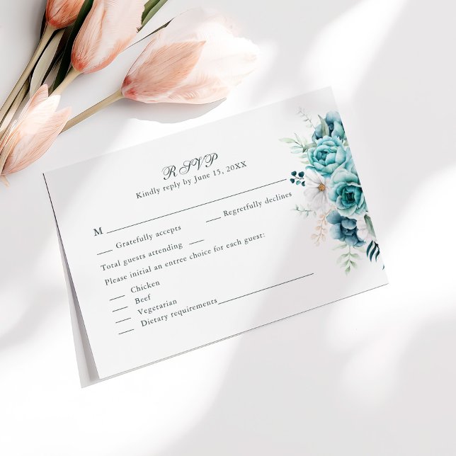 Tarjeta RSVP de Boda de Flores Silvestres verde az (Teal and Off-White Wildflowers Wedding RSVP Card on sunny white table with pale pink flowers.)