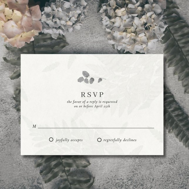 Tarjeta RSVP de Boda de Hoja Botánica Monograma (Elegant botanical leaf wedding RSVP card. Features a light gray faux leaf pattern. )