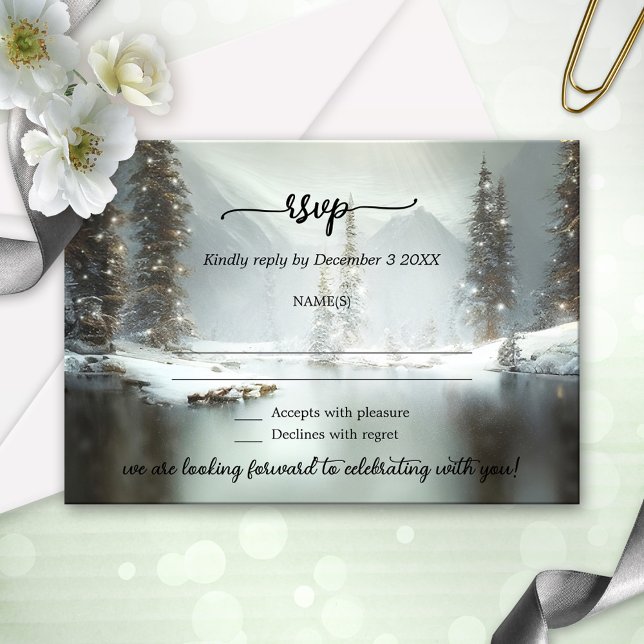 Tarjeta RSVP de Boda de Invierno de navidades (A winter wedding RSVP card featuring a snow covered landscape scene with festive lights.)
