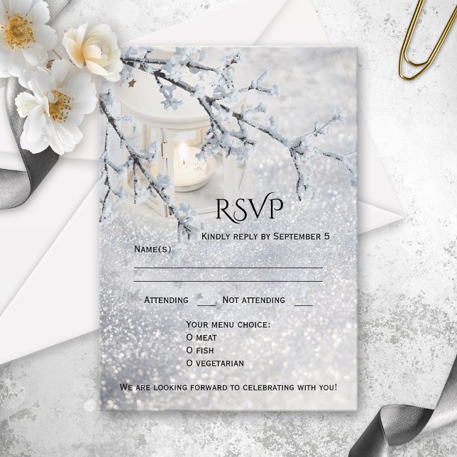 Tarjeta RSVP de Boda de Invierno de Nieve espumosa (RSVP card showing a candle lit lantern in sparkling white snow with a snow covered tree branch)