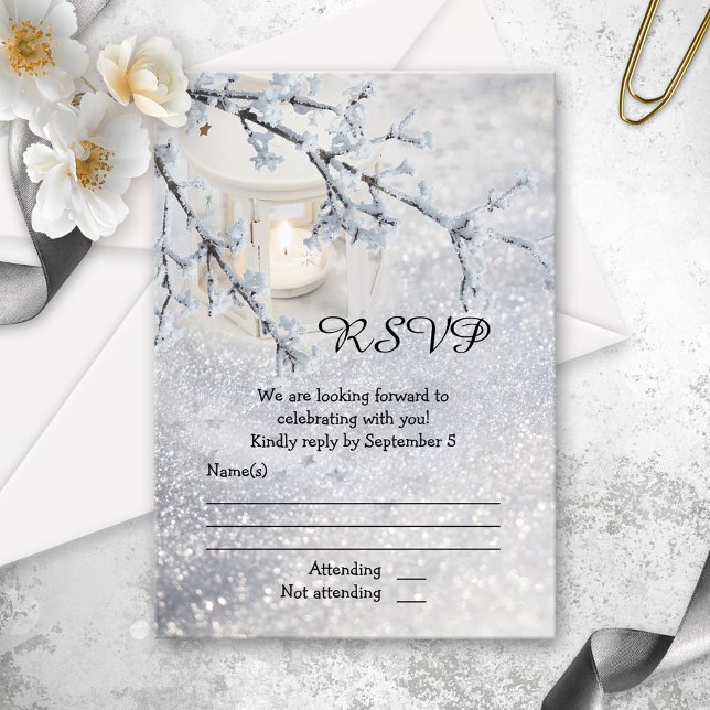 Tarjeta RSVP de Boda de Invierno de Nieve espumosa (Winter wedding RSVP card featuring a candle lit lantern in sparkling white snow)