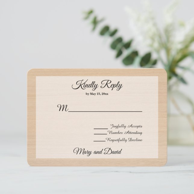 Tarjeta RSVP de boda de madera de pino claro (Anverso de pie)