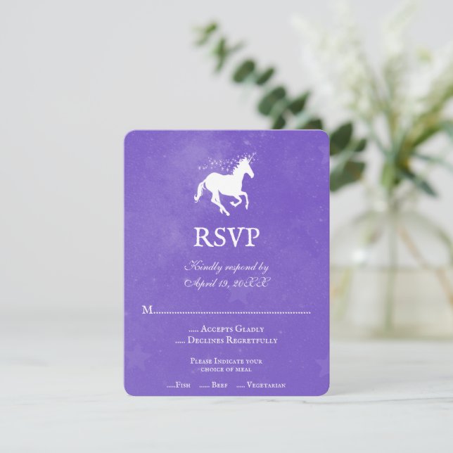Tarjeta RSVP de boda de unicornio púrpura (Anverso de pie)