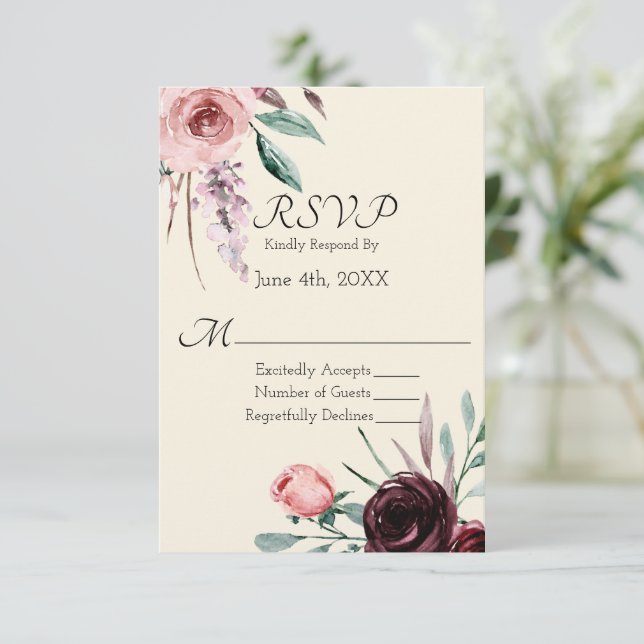 Tarjeta RSVP de boda floral crema y borgoña (Anverso de pie)
