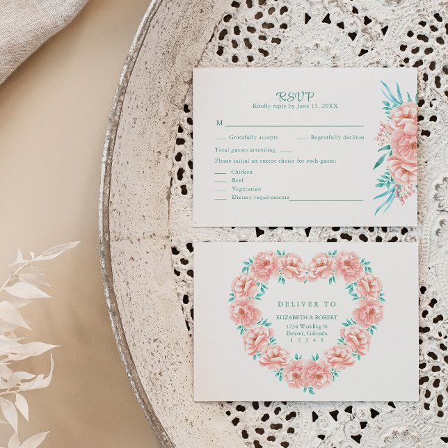Tarjeta RSVP de Boda Floral de Peach y Turquesa (Peach and Turquoise Floral Wedding RSVP Card on a neutral boho wedding table.)
