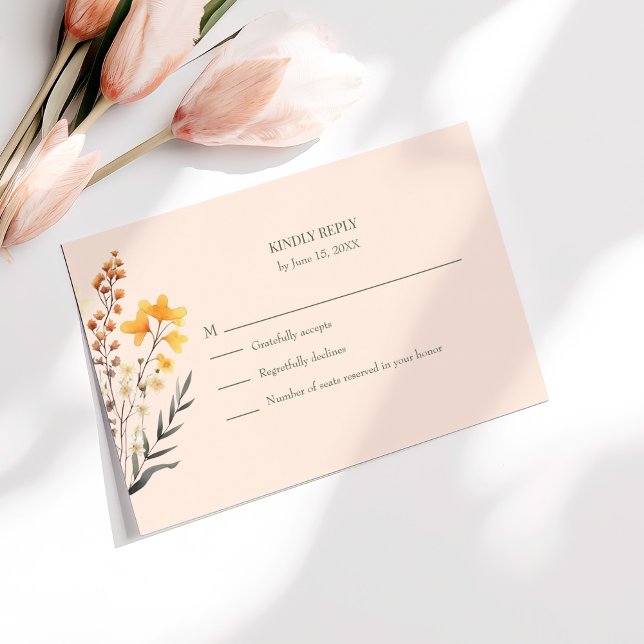 Tarjeta RSVP de Boda Peach Fuzz Wildflower Meadow (Peach Fuzz Wildflower Meadow Wedding RSVP Card on a sunny white tabel with pale pink flowers.)
