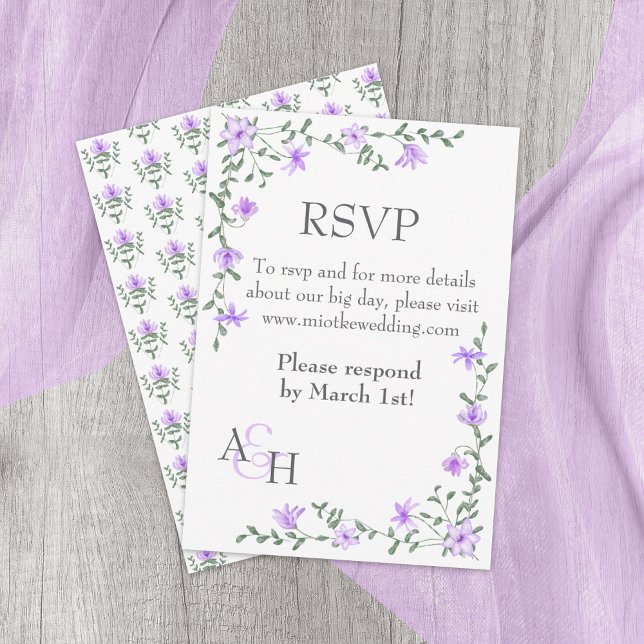 Tarjeta RSVP de boda púrpura ligera (purple, lavender, light blue mixed floral patterns, rose vines, bouquets wedding rsvp enclosure card)