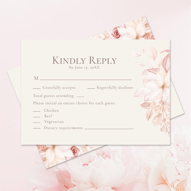 Tarjeta RSVP de boda romántica beige y rosa (Romantic Beige and Pink Roses Wedding RSVP Card on pastel pink table with pink roses.)