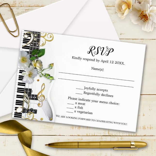 Tarjeta RSVP de Boda temática de la música de guit (Wedding RSVP card featuring a music theme with guitar, keyboard and gold stylized musical notes )