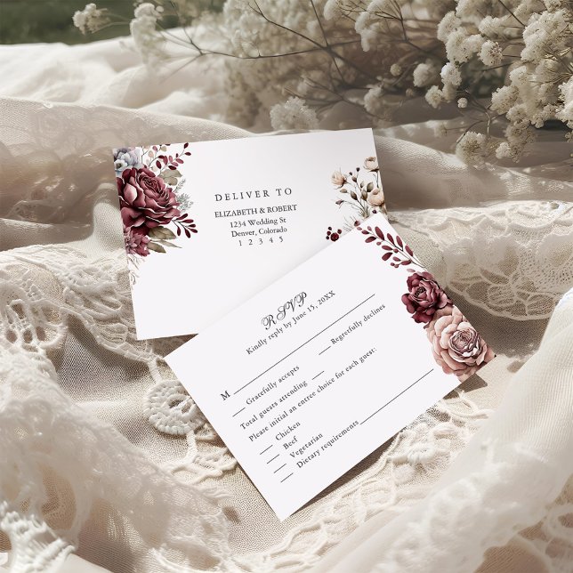 Tarjeta RSVP de Boho Borgoña Floral Wedding (Burgundy Boho Floral Wedding RSVP Card surrounded with wedding decoration and white flowers)
