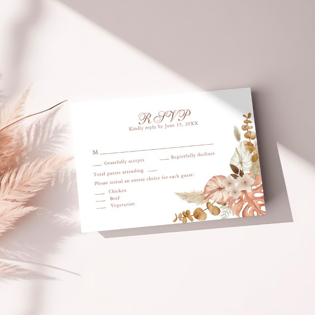 Tarjeta RSVP de Boho Floral Pampas de Boda moderna (Modern Boho Floral Pampas Grass Wedding RSVP Card on a white table.)
