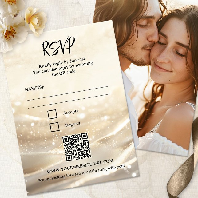 Tarjeta RSVP de Boho Moda Sparkling Gold Wedding (Photo boho chic RSVP card featuring a sparkling gold design, with QR code template)