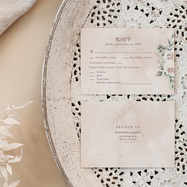 Tarjeta RSVP de Boho Rubor de boda floral rosa (Boho Blush Pink Floral Wedding RSVP Card on a neutral boho wedding table.)