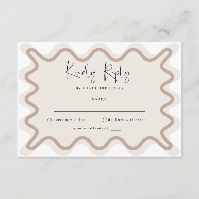 Tarjeta RSVP de borde ondulado Beige Taupe (Anverso)