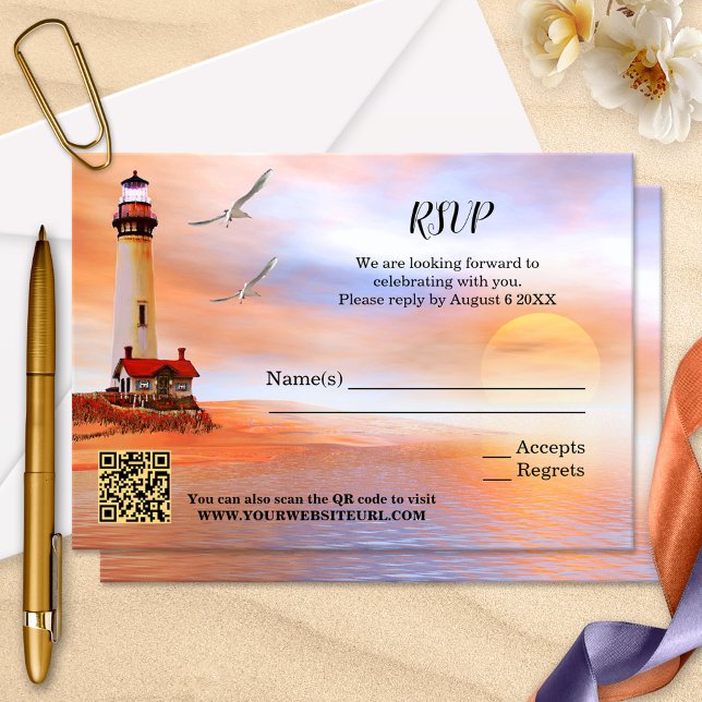 Tarjeta RSVP de casamiento artístico de faro de pl (Wedding RSVP card with a painting of a lighthouse at the beach with seagulls at sunset.)