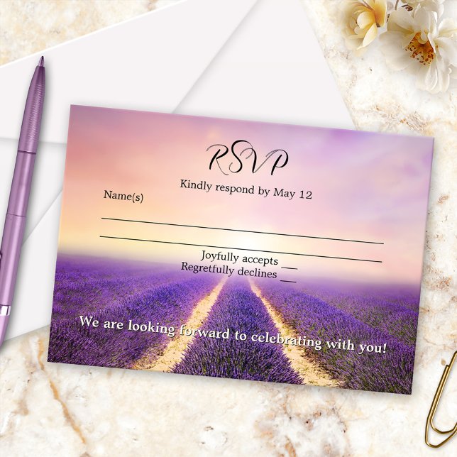 Tarjeta RSVP de casamiento de campo de flor de lav (Wedding RSVP card featuring a painting of a lavender flower field in dreamy lilac, violet and purple)