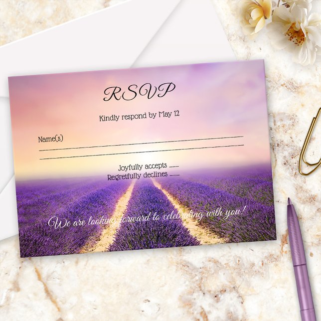 Tarjeta RSVP de casamiento de campo de flor de lav (RSVP card featuring a painting of a lavender flower field in dreamy purple, lilac and lavender)